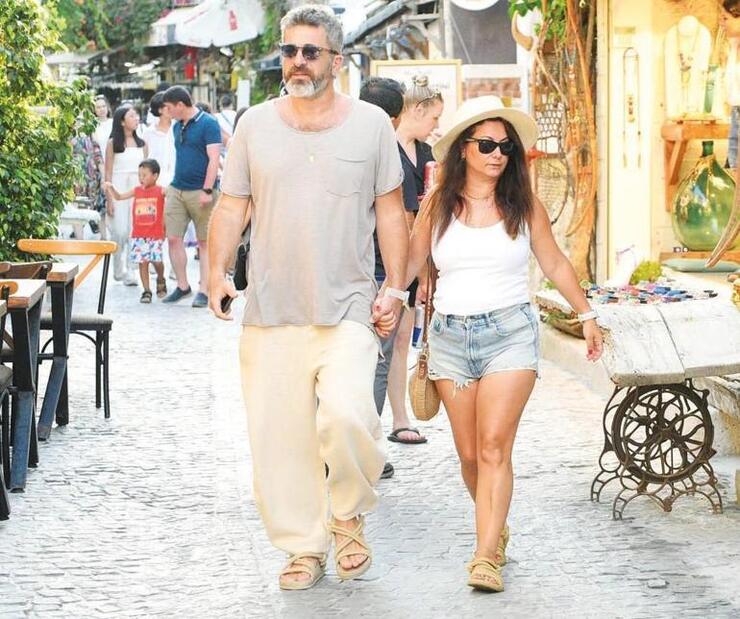 Çağla Şıkel ve Nail Gönenli Çeşme'de Görüntülendi, Ayrılık Sonrası İlk Buluşma Gerçekleşti