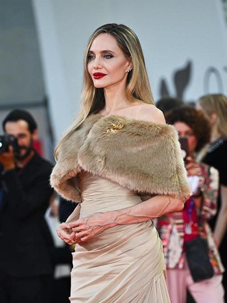 Angelina Jolie Venedik’te Gözyaşlarını Tutamadı, Callas ile Savunmasızlıklarını Paylaştı