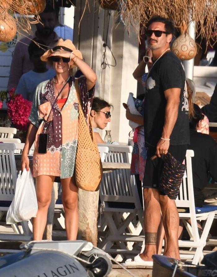 Kıvanç Tatlıtuğ, Bodrum'da eşi ve oğlu Kurt Efe ile tatil yaparken görüntülendi