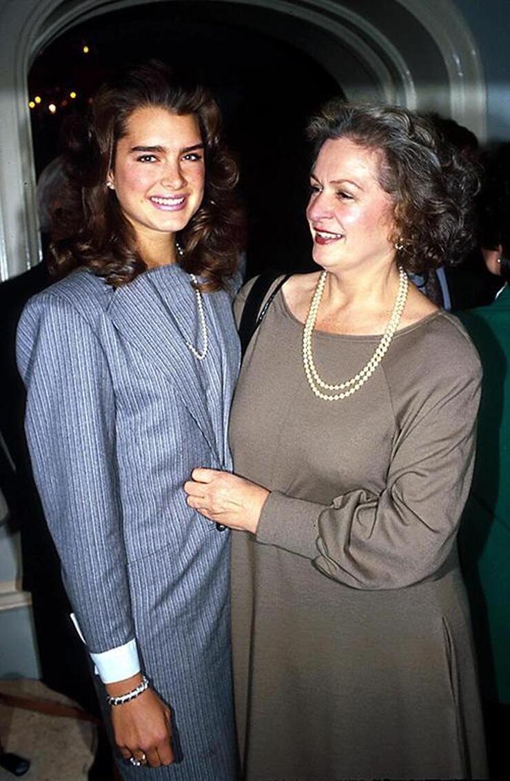 Gelinliği Mezuniyetinde Kızına Veren Brooke Shields Anılarını Yeniden Canlandırdı