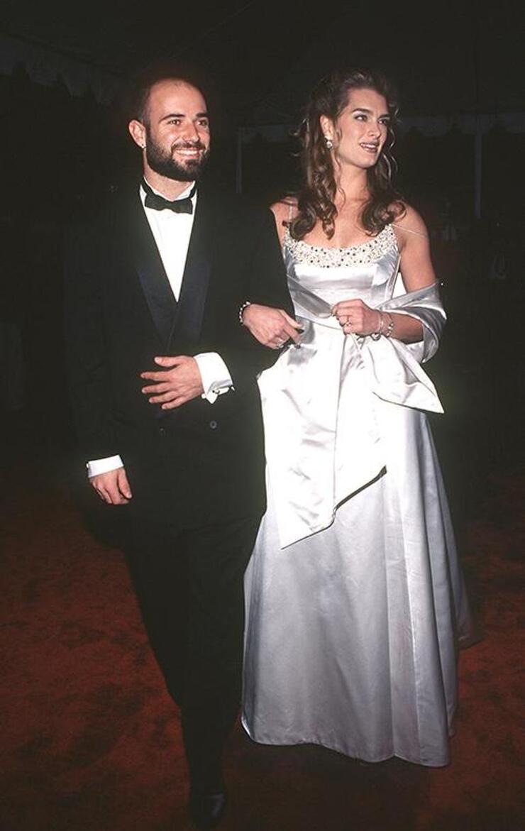 Gelinliği Mezuniyetinde Kızına Veren Brooke Shields Anılarını Yeniden Canlandırdı