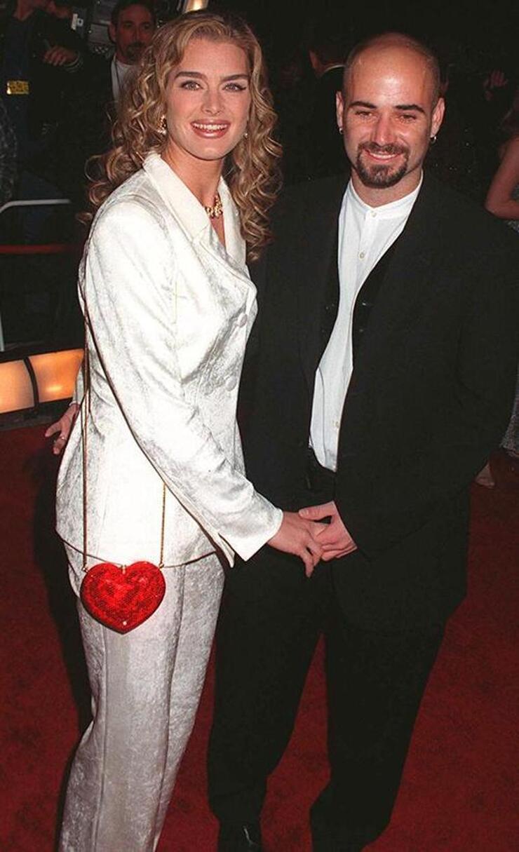 Gelinliği Mezuniyetinde Kızına Veren Brooke Shields Anılarını Yeniden Canlandırdı