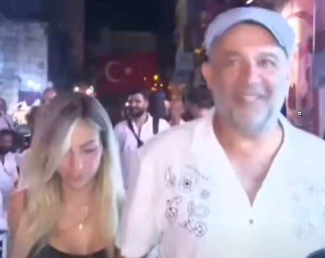 Şevket Çoruh ve eşi Özge Turna Çeşme'de el ele, dikkatleri güzelliğiyle çekti