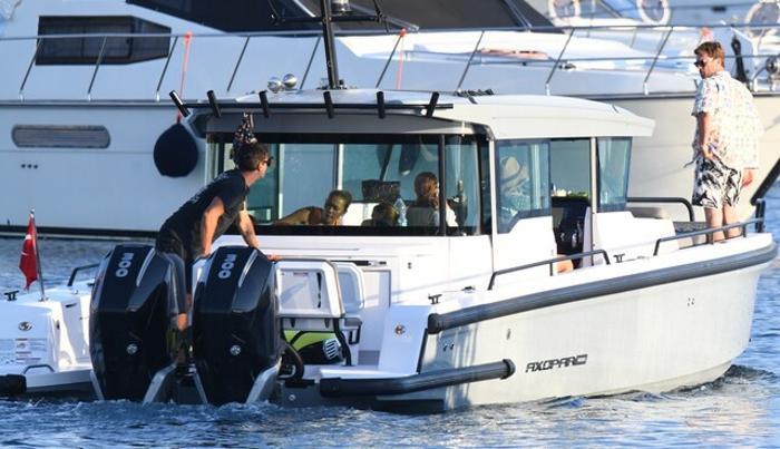 Kıvanç Tatlıtuğ, Bodrum'da eşi ve oğlu Kurt Efe ile tatil yaparken görüntülendi