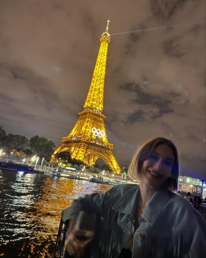 Hazal Kaya, Paris Olimpiyatları’nı ziyaret etti ve Eyfel Kulesi önünde poz verdi