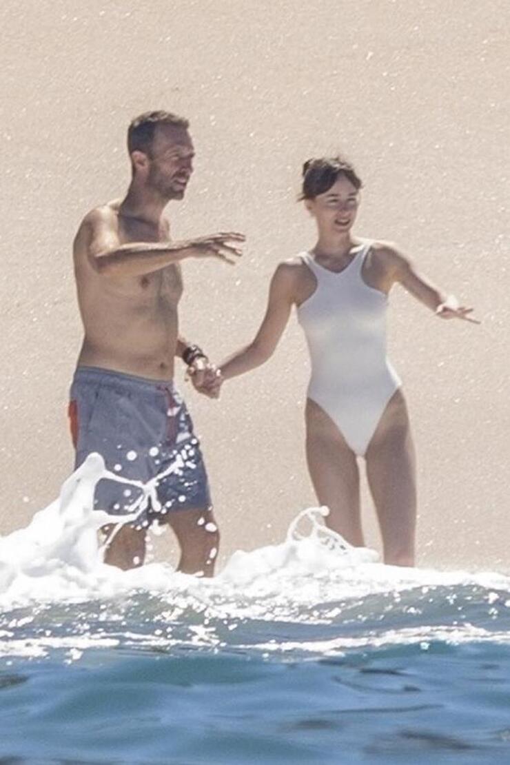 Dakota Johnson'dan Aşk Yeniden! Nişan Yüzüğünü Sergileyip Ayrılık İddialarını Yalanladı