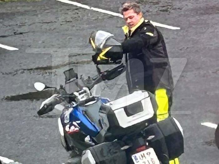 Brad Pitt İzlanda'da motosiklet turuna çıktı, oğlu hastaneye kaldırıldı
