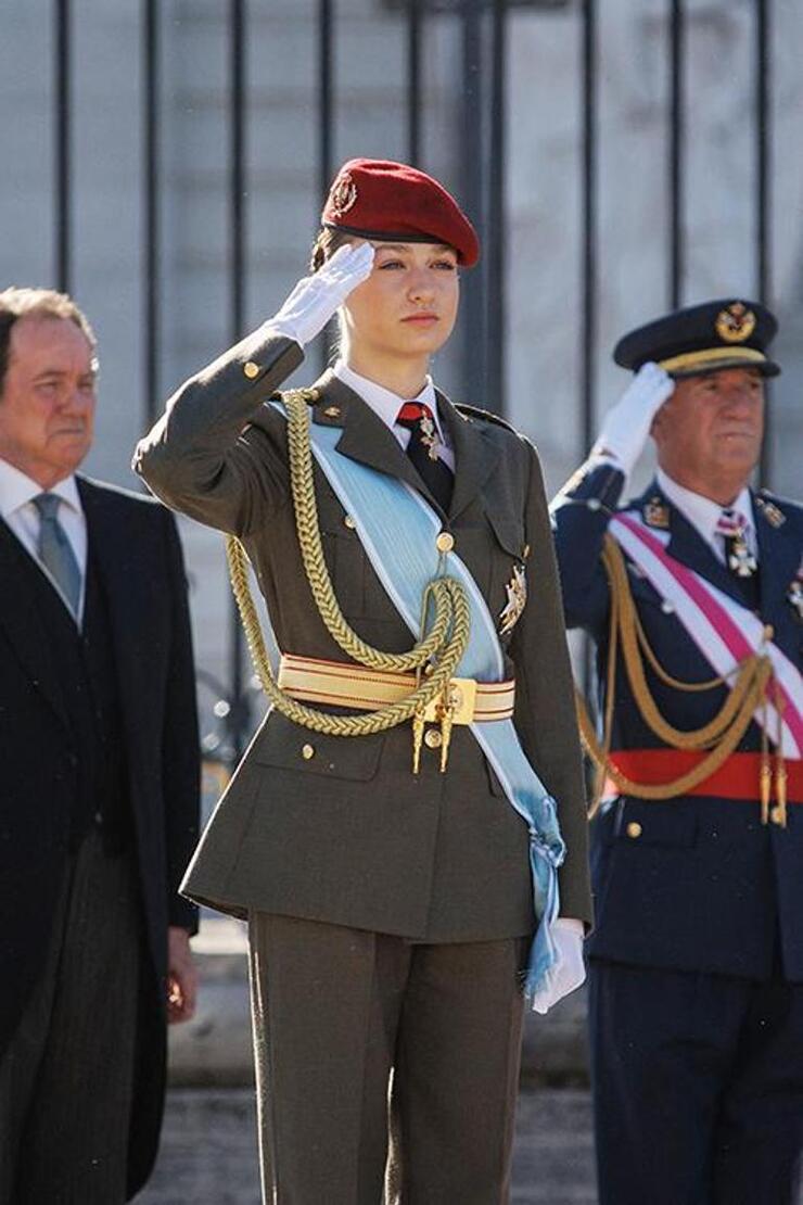Leonor'un Yeni Üniformasıyla Askere Adım Atması Ailesinin Gurur Kaynağı Oldu!