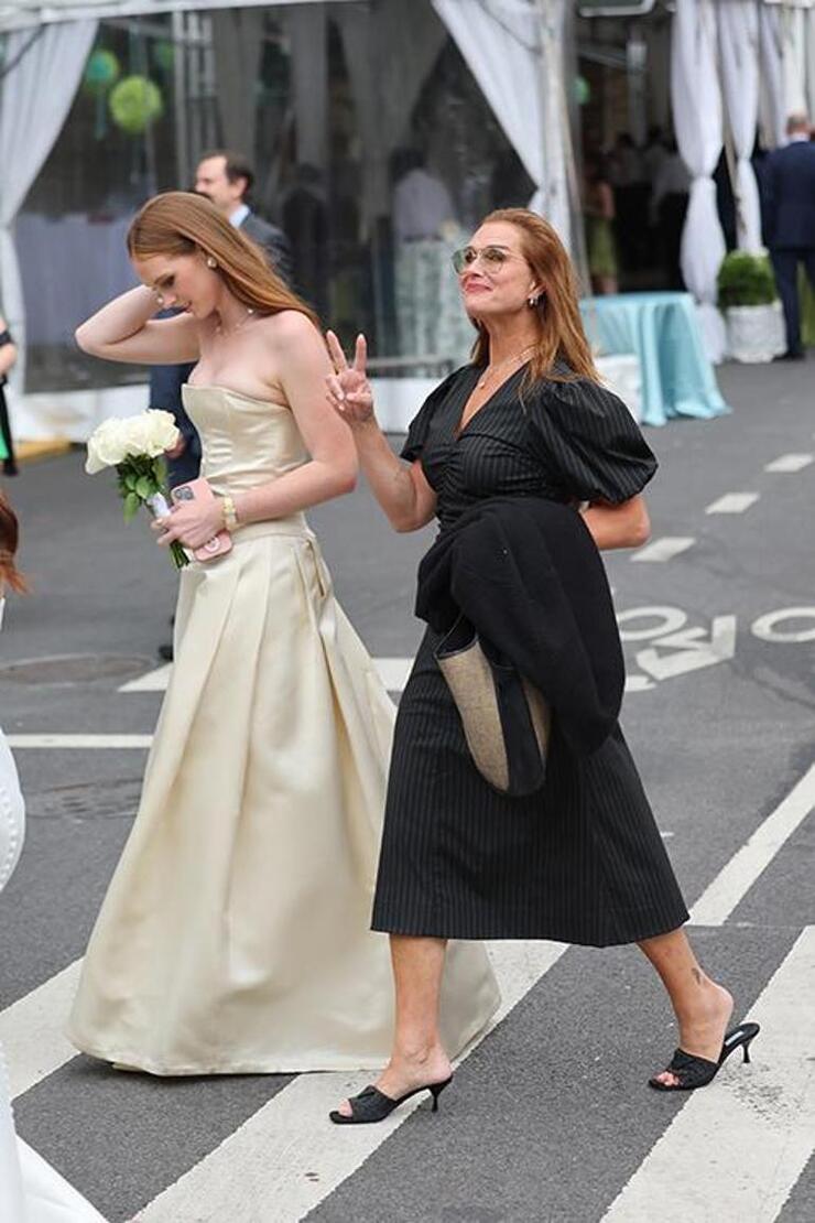 Gelinliği Mezuniyetinde Kızına Veren Brooke Shields Anılarını Yeniden Canlandırdı