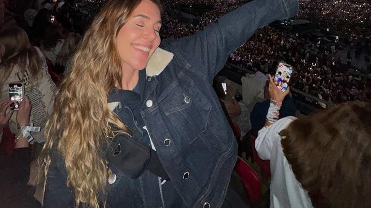Berfu Yenenler, Taylor Swift Konseriyle Lisedeki Heyecanını Yeniden Yaşadı
