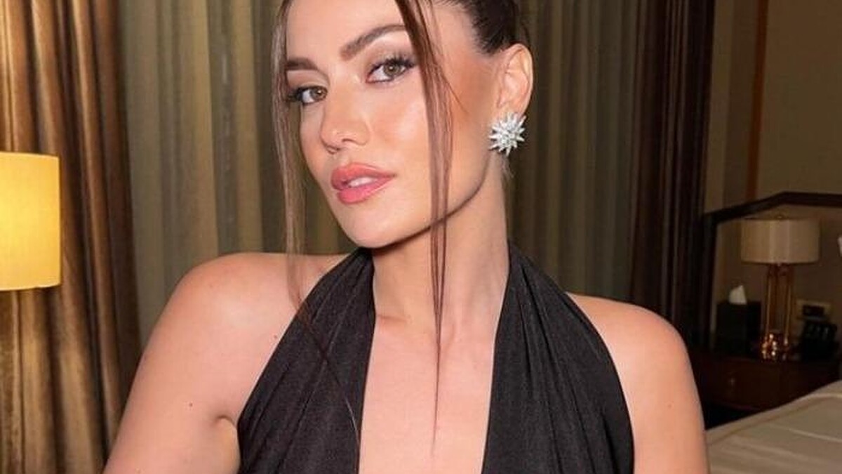 Beyaz mayo ve hasır şapka ile Fahriye Evcen tatil anlarını paylaştı, beğeni yağmura tutuldu!