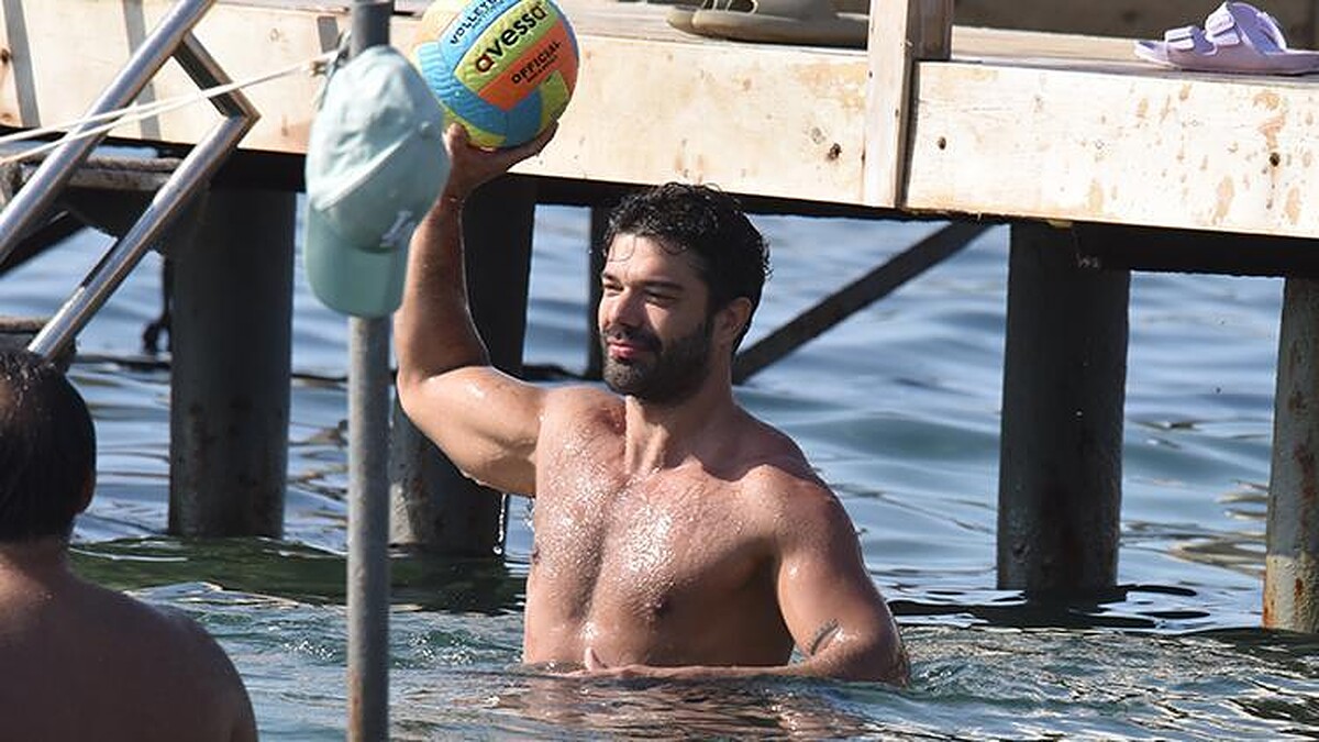 Denizde Voleybol Oyunu ile Eğlenceli Anlar ve Stres Atma Keyfi