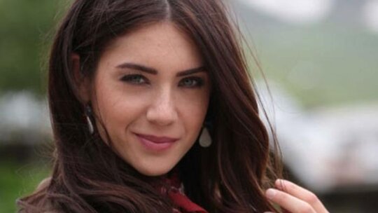 Fulya Zenginer'in Cam Tavanlı Lüks Evi Sosyal Medyada Gündem Olurken Büyük İlgi Topladı