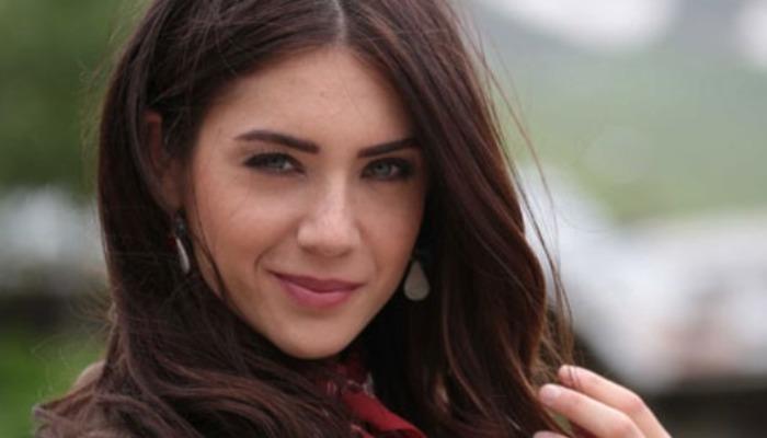 Fulya Zenginer'in Cam Tavanlı Lüks Evi Sosyal Medyada Gündem Olurken Büyük İlgi Topladı
