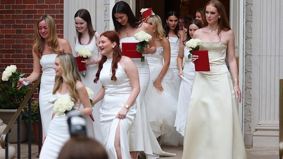 Gelinliği Mezuniyetinde Kızına Veren Brooke Shields Anılarını Yeniden Canlandırdı