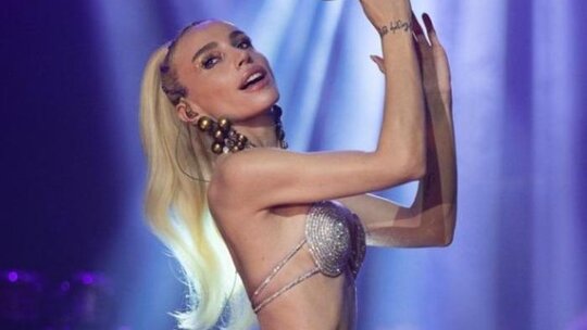 Gülşen'in cesur elbisesi ve dansı sosyal medyada tartışma yarattı, ikiye böldü!