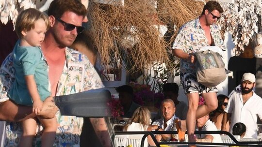 Kıvanç Tatlıtuğ, Bodrum'da eşi ve oğlu Kurt Efe ile tatil yaparken görüntülendi