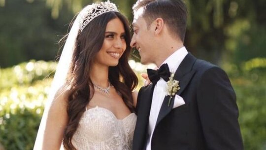 Mesut Özil ve Amine Gülşe'nin Lüks Villası Sosyal Medya Kullanıcılarını Büyüledi!