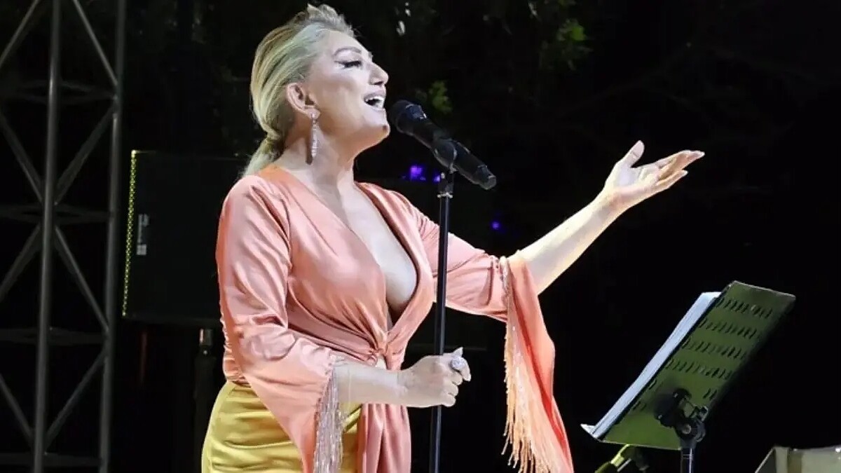 Muazzez Ersoy'un Sütyensiz Dekolteli Gömleği Sosyal Medyada Olay Yarattı