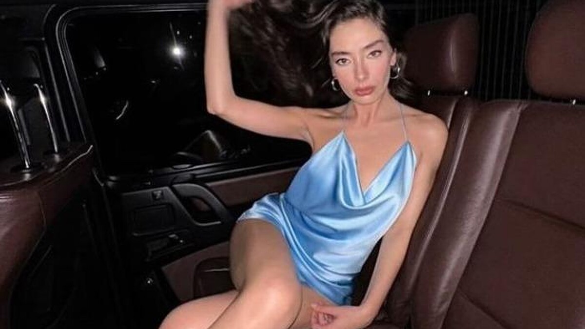 Neslihan Atagül Kuşadası'nda Hamilelik Tatili Yapıyor, Karnı Dikkat Çekti