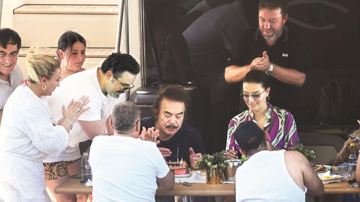 Orhan Gencebay 80. Doğum Gününü Bodrum'da Ailesiyle Sürpriz Kutlamayla Geçirdi
