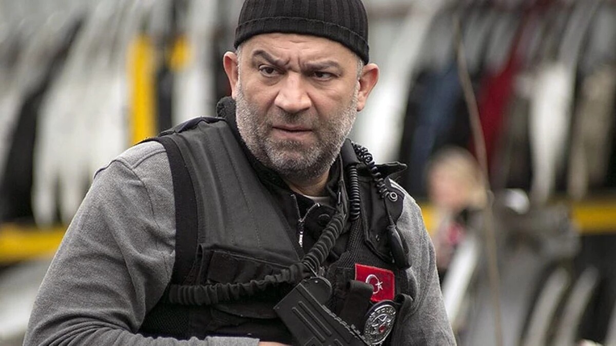 Şevket Çoruh ve eşi Özge Turna Çeşme'de el ele, dikkatleri güzelliğiyle çekti