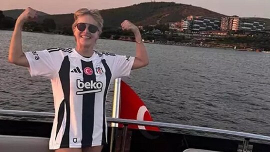 Sharon Stone, Bodrum'da Beşiktaş forması giyerek poz verdi ve İstanbul deneyiminden memnun kaldı