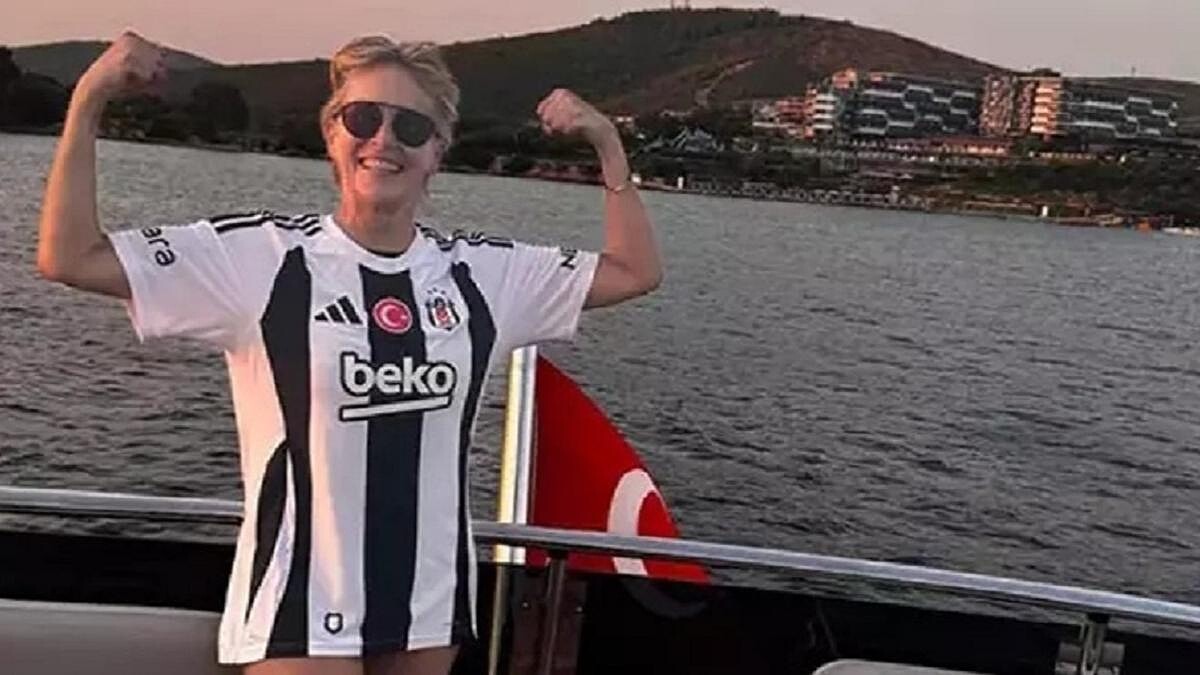 Sharon Stone, Bodrum'da Beşiktaş forması giyerek poz verdi ve İstanbul deneyiminden memnun kaldı