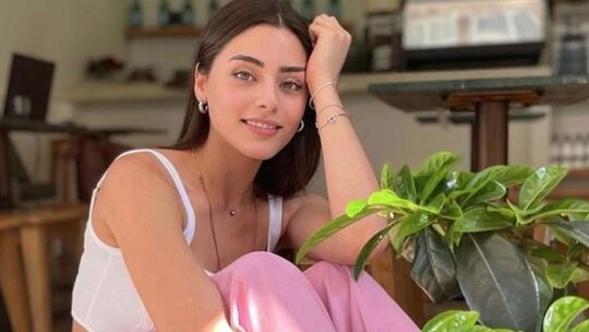 Sıla Türkoğlu, Kızılcık Şerbeti Seti'nde Settar Tanrıöğen ile Duygusal Anılarını paylaştı