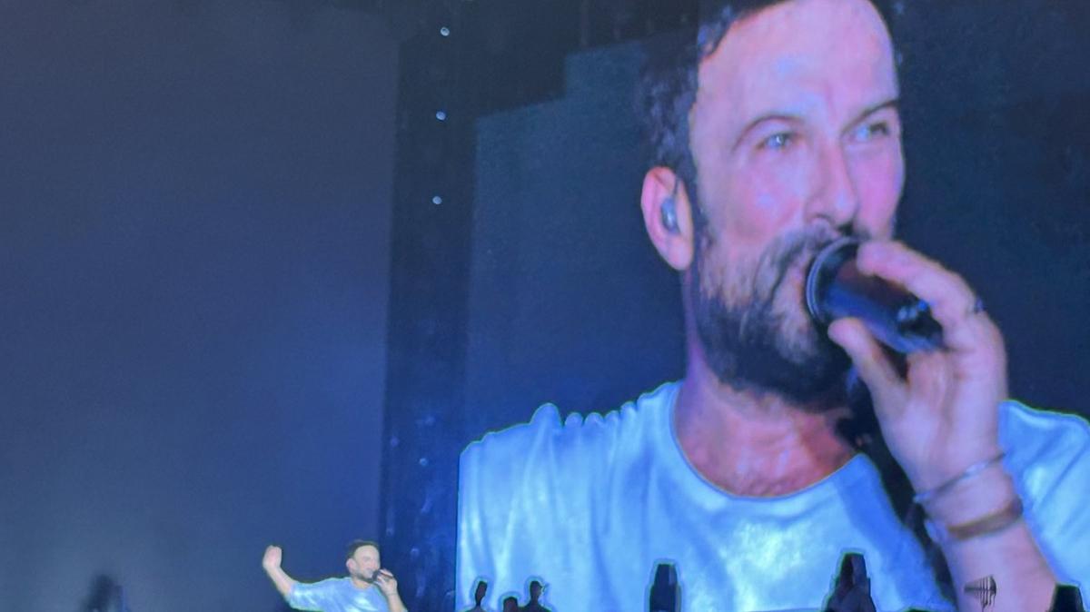 Tarkan Maltepe'de sessiz konser verdi, ses sistemi arızası izleyicileri hayal kırıklığına uğrattı