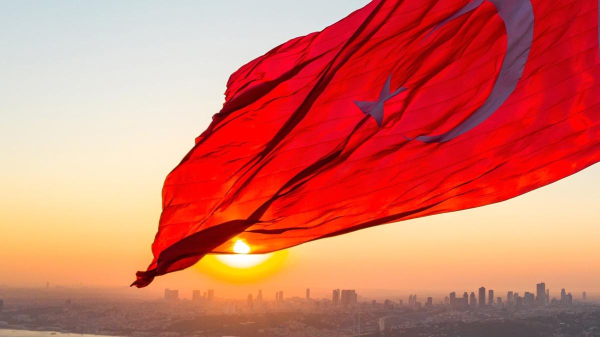 Ünlülerden 30 Ağustos Zafer Bayramı'na özel sosyal medya kutlamaları ve mesajlar