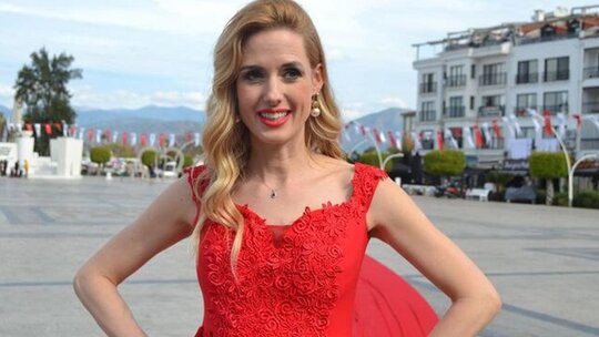 Wilma Elles, Öyle Bir Geçer Zaman Ki’den sonra ismini Mücella olarak değiştirdi!