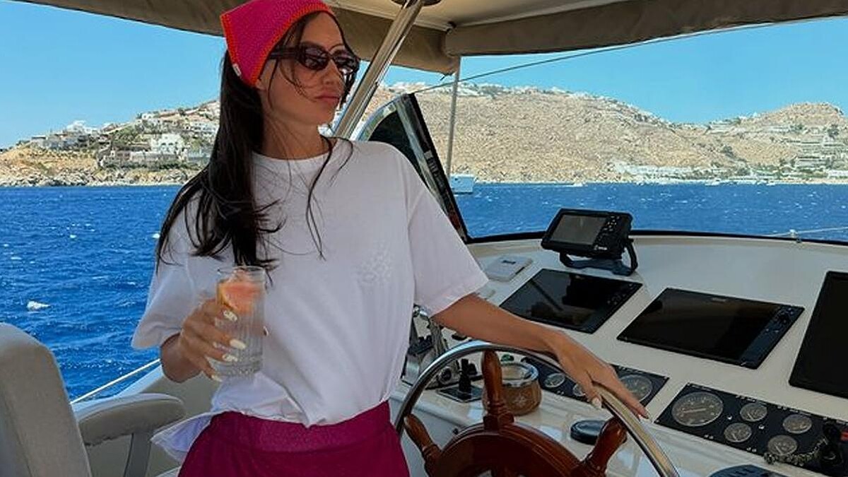 Yasemin Özilhan'dan tekne paylaşımı! Meyve ikram masası sosyal medyada gündem oldu