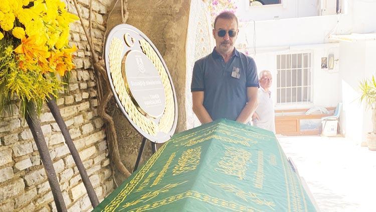 Yılmaz, "Sıcak Büfe" çekimleri sırasında babasını kaybetti, cenaze Bodrum'da yapıldı