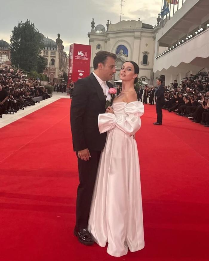 Salih Bademci ve Melis Sezen, Venedik Film Festivali'nde dikkat çekici stilleriyle öne çıktı