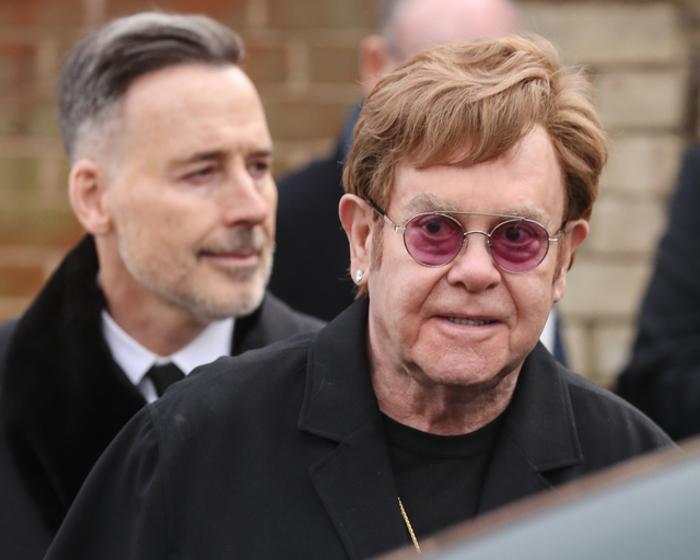 Elton John'un göz enfeksiyonu nedeniyle bir gözünde görme kaybı yaşadığı açıklandı