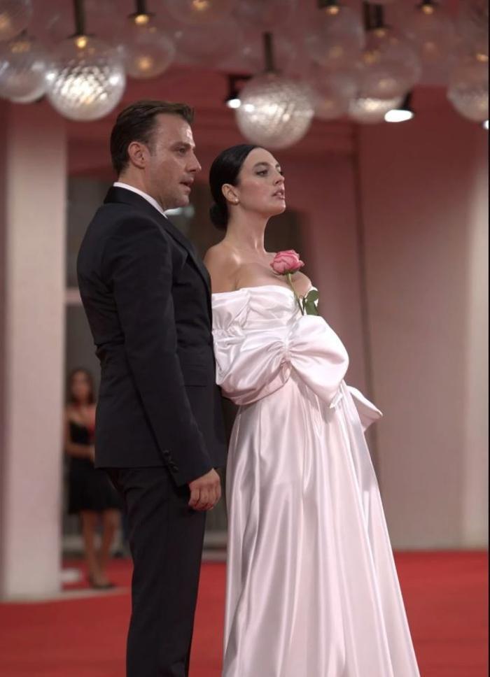 Salih Bademci ve Melis Sezen, Venedik Film Festivali'nde dikkat çekici stilleriyle öne çıktı