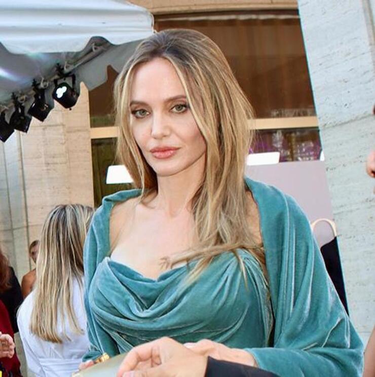 "Angelina Jolie: Zorlukları Çocuklarımdan Gizledim, Duşta Gizlice Ağladım"