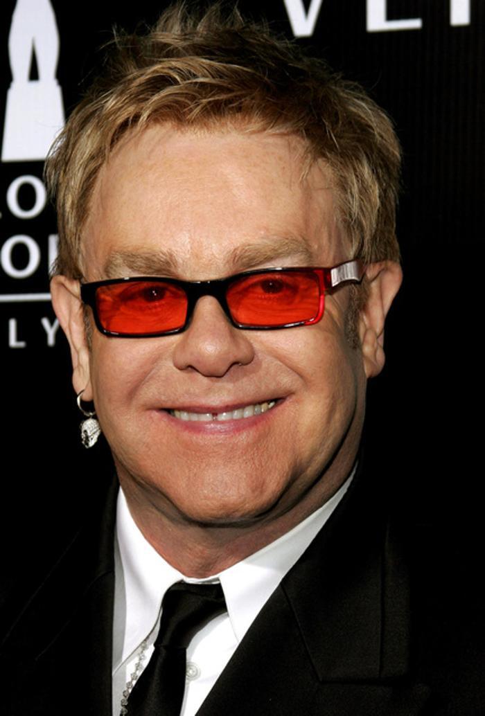 Elton John'un göz enfeksiyonu nedeniyle bir gözünde görme kaybı yaşadığı açıklandı