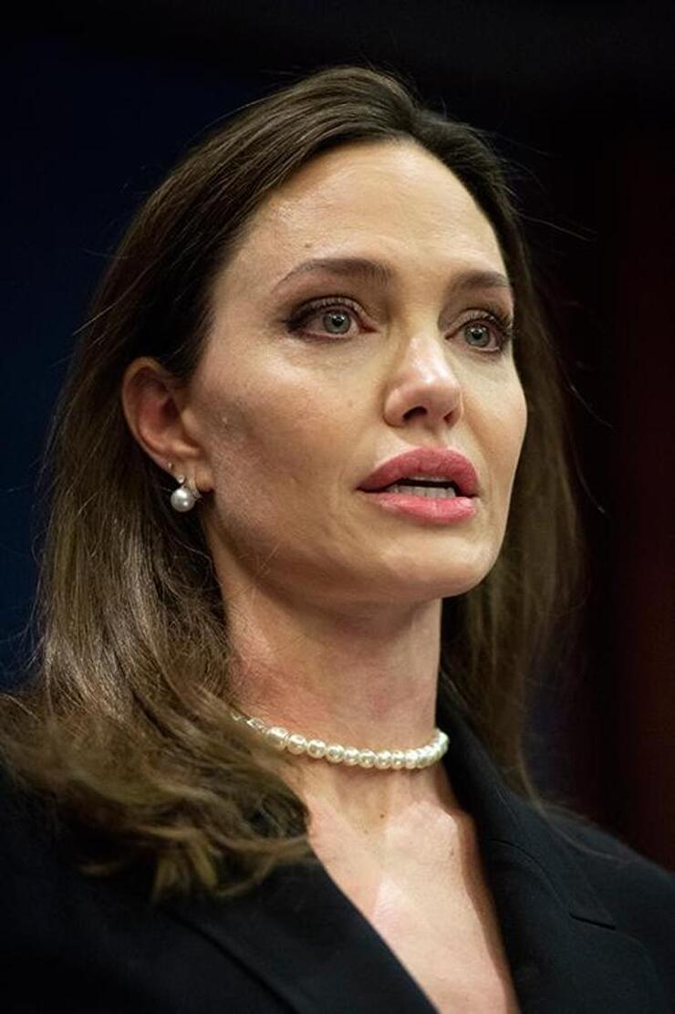 "Angelina Jolie: Zorlukları Çocuklarımdan Gizledim, Duşta Gizlice Ağladım"