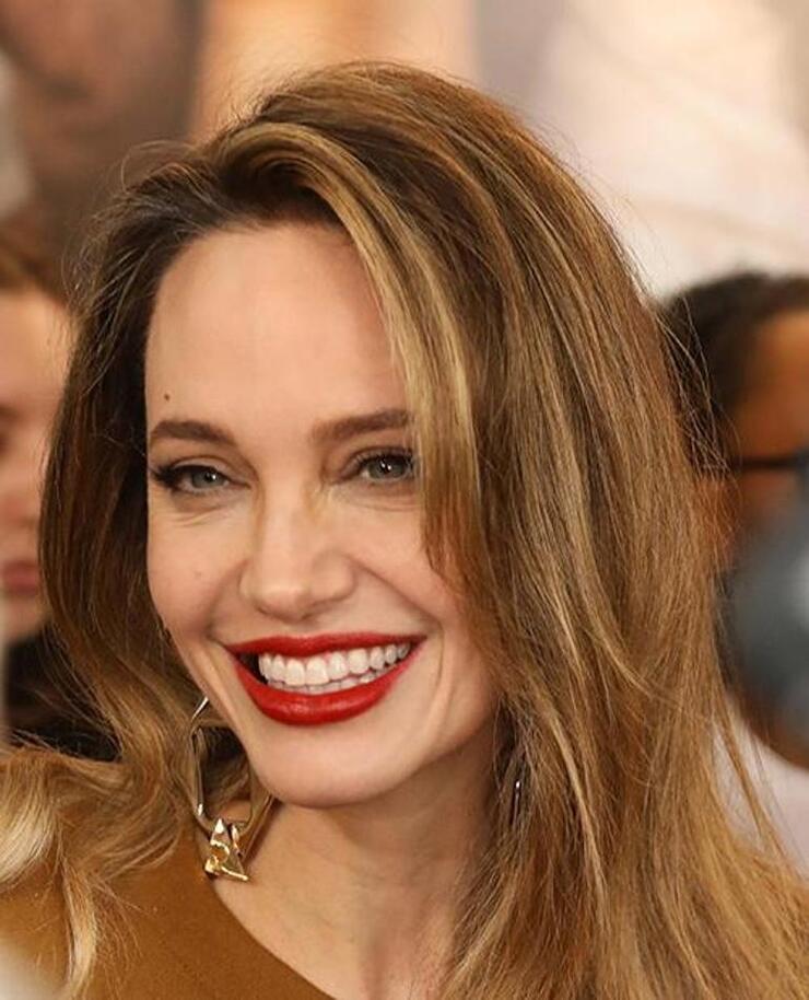 "Angelina Jolie: Zorlukları Çocuklarımdan Gizledim, Duşta Gizlice Ağladım"