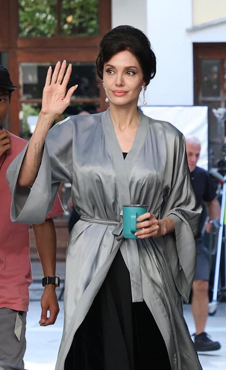 "Angelina Jolie: Zorlukları Çocuklarımdan Gizledim, Duşta Gizlice Ağladım"