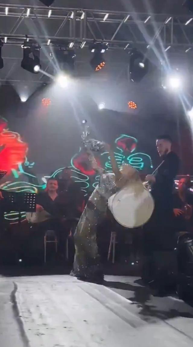 Ceylan'ın Sahnede Coşkulu Anları Davul Ritimleriyle Unutulmaz Bir Gösteri Sunuyor