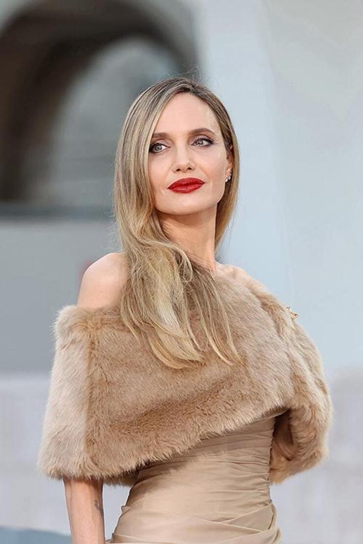 "Angelina Jolie: Zorlukları Çocuklarımdan Gizledim, Duşta Gizlice Ağladım"