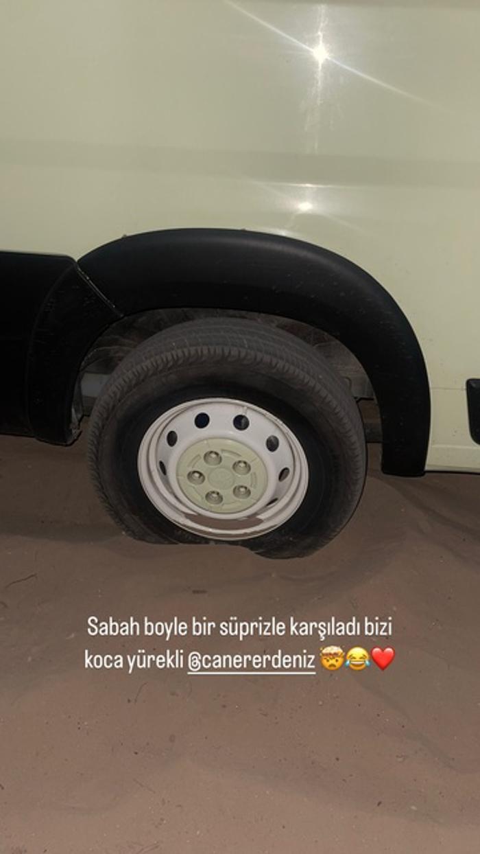 Müge Boz ve Caner Erdeniz'in Yunanistan'daki karavanı kuma saplandı, yardımcı olmaya çalıştılar!