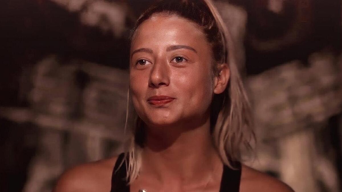 Aleyna Kalaycıoğlu ve annesi Zuhal Kalaycıoğlu konserle gündemde, genç görünümüyle şaşırttı