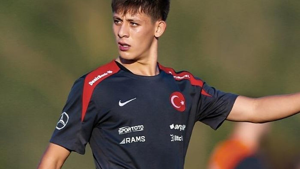 Arda Güler ve sevgilisi Duru Yaman, belgesel galasında mutluluklarıyla dikkat çekti!