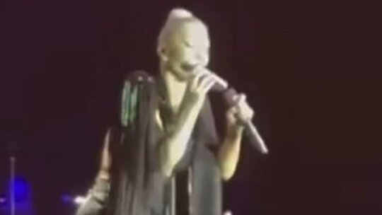 Hande Yener'den Sezen Aksu ile sahnede telefon görüşmesi, dönüş heyecanı arttı!