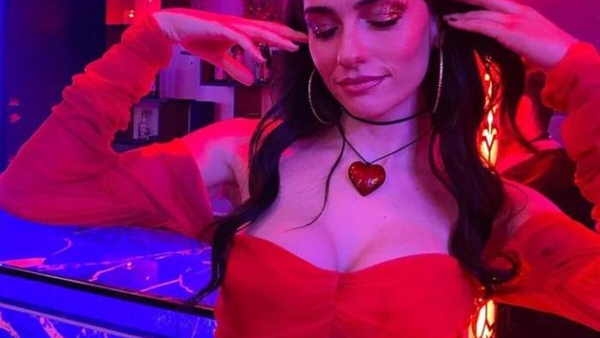 Hazar Ergüçlü, dergi çekiminde külot modasına meydan okudu, yorumları kapattı!