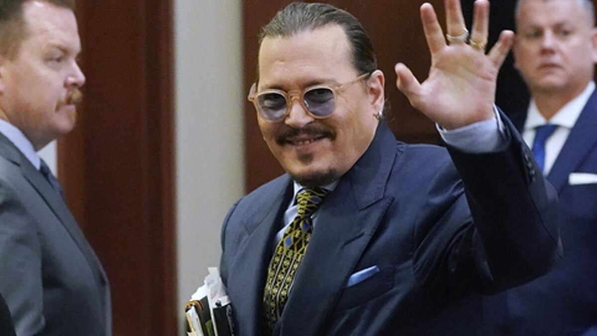 Johnny Depp, Diş Yenileme İşlemiyle Gülüşünü Yeniledi, Hayranlarından Olumlu Tepkiler Aldı